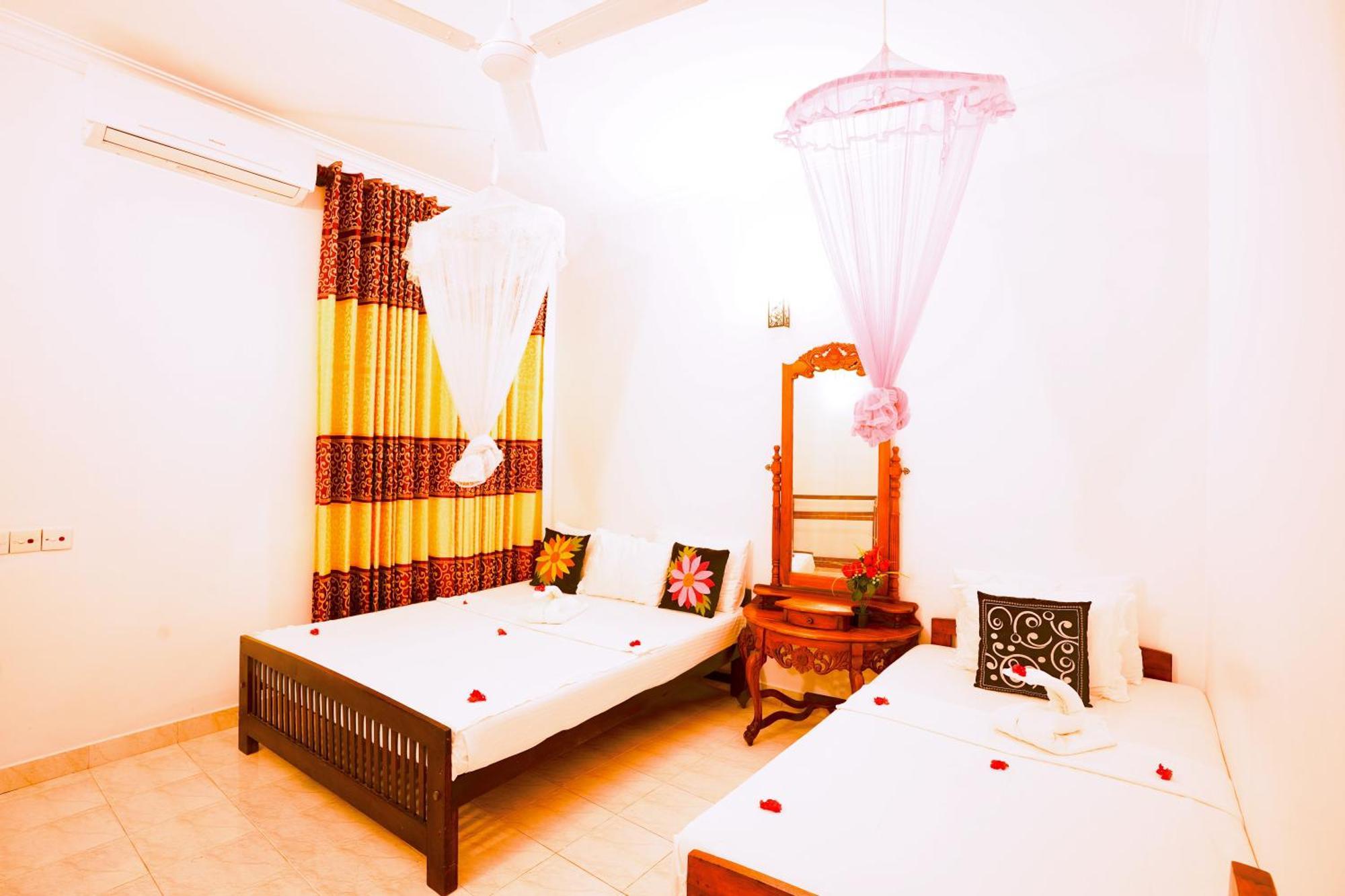 Frangipani motel Galle Esterno foto