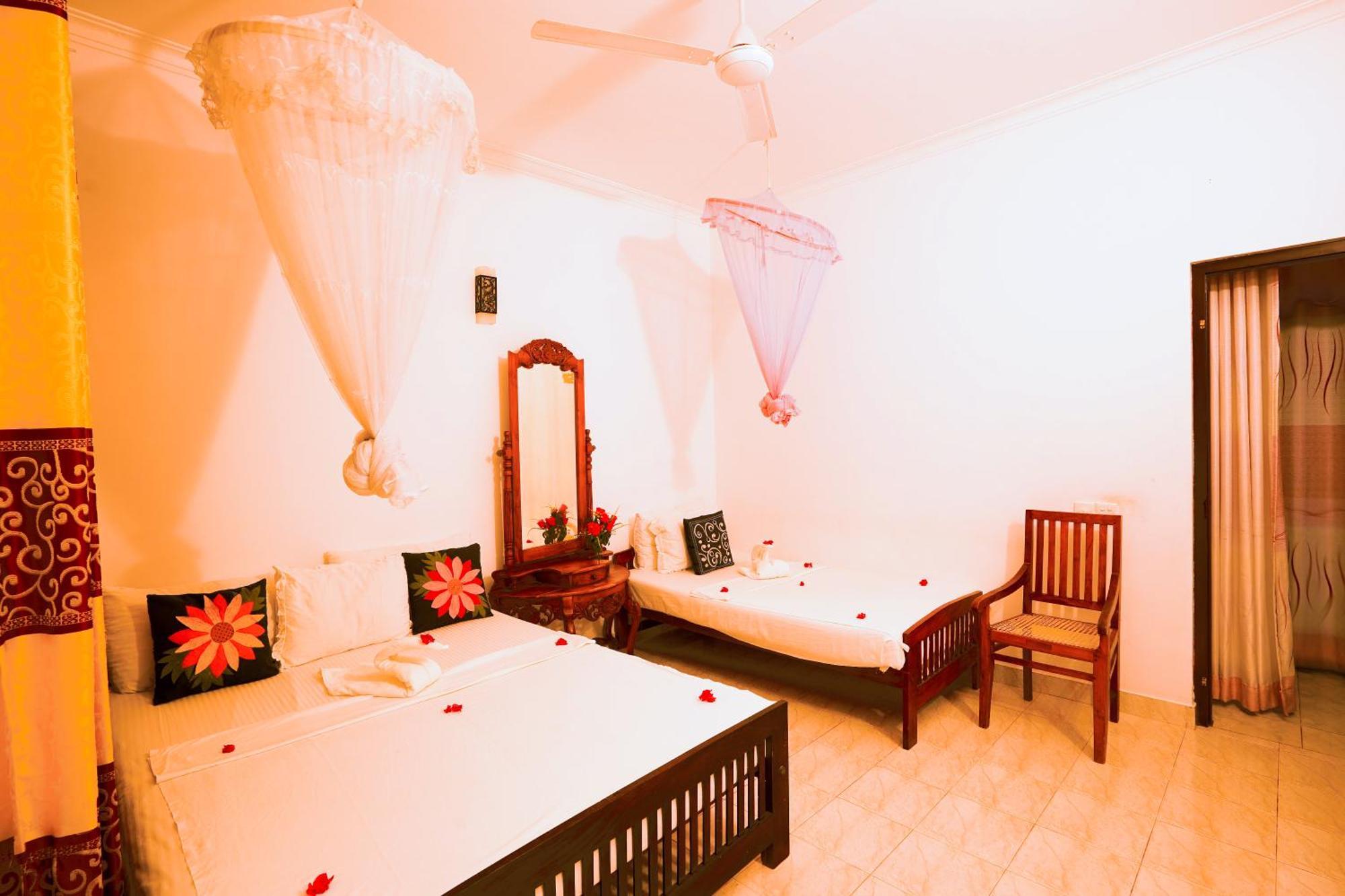 Frangipani motel Galle Esterno foto