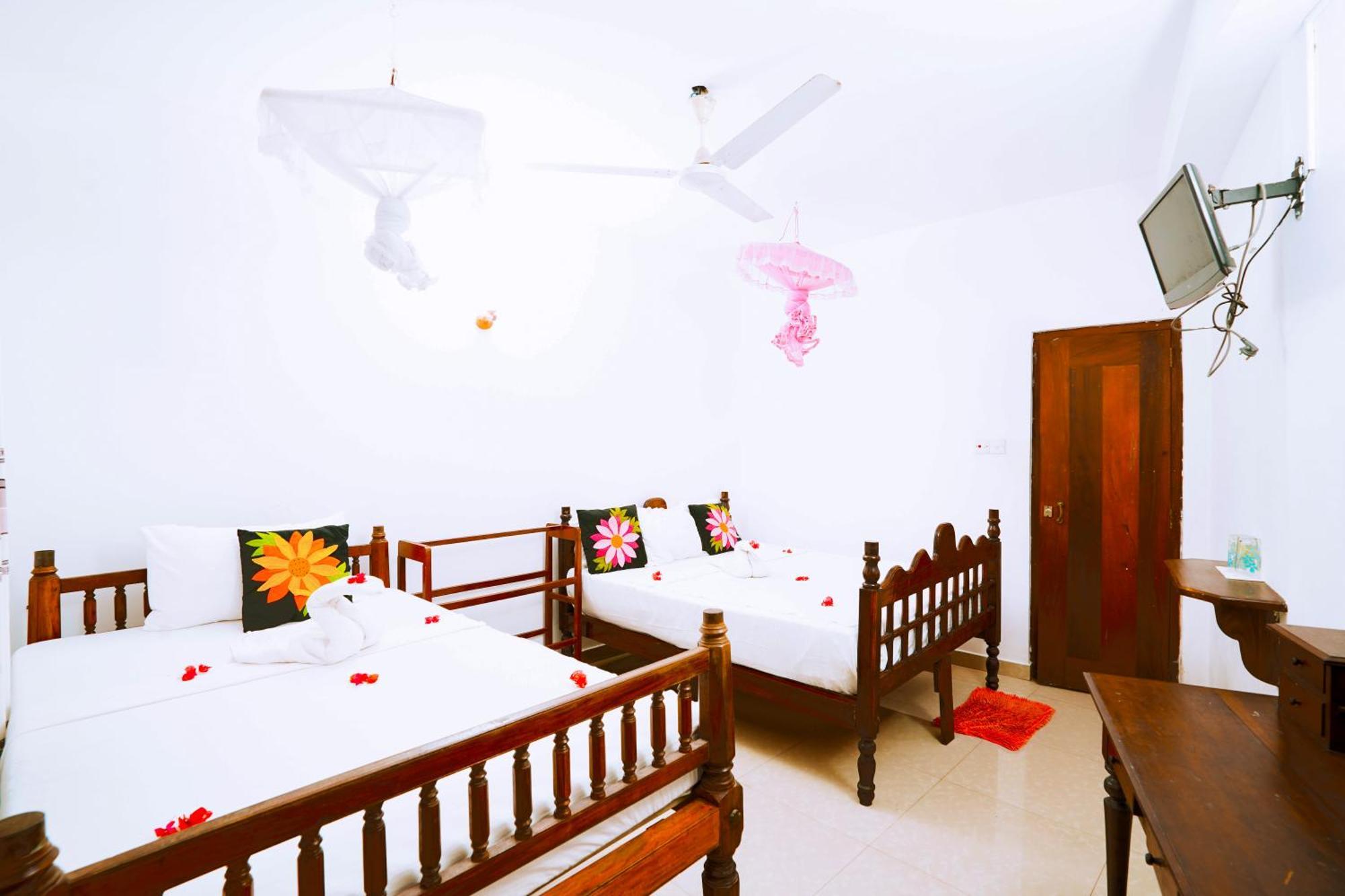 Frangipani motel Galle Esterno foto