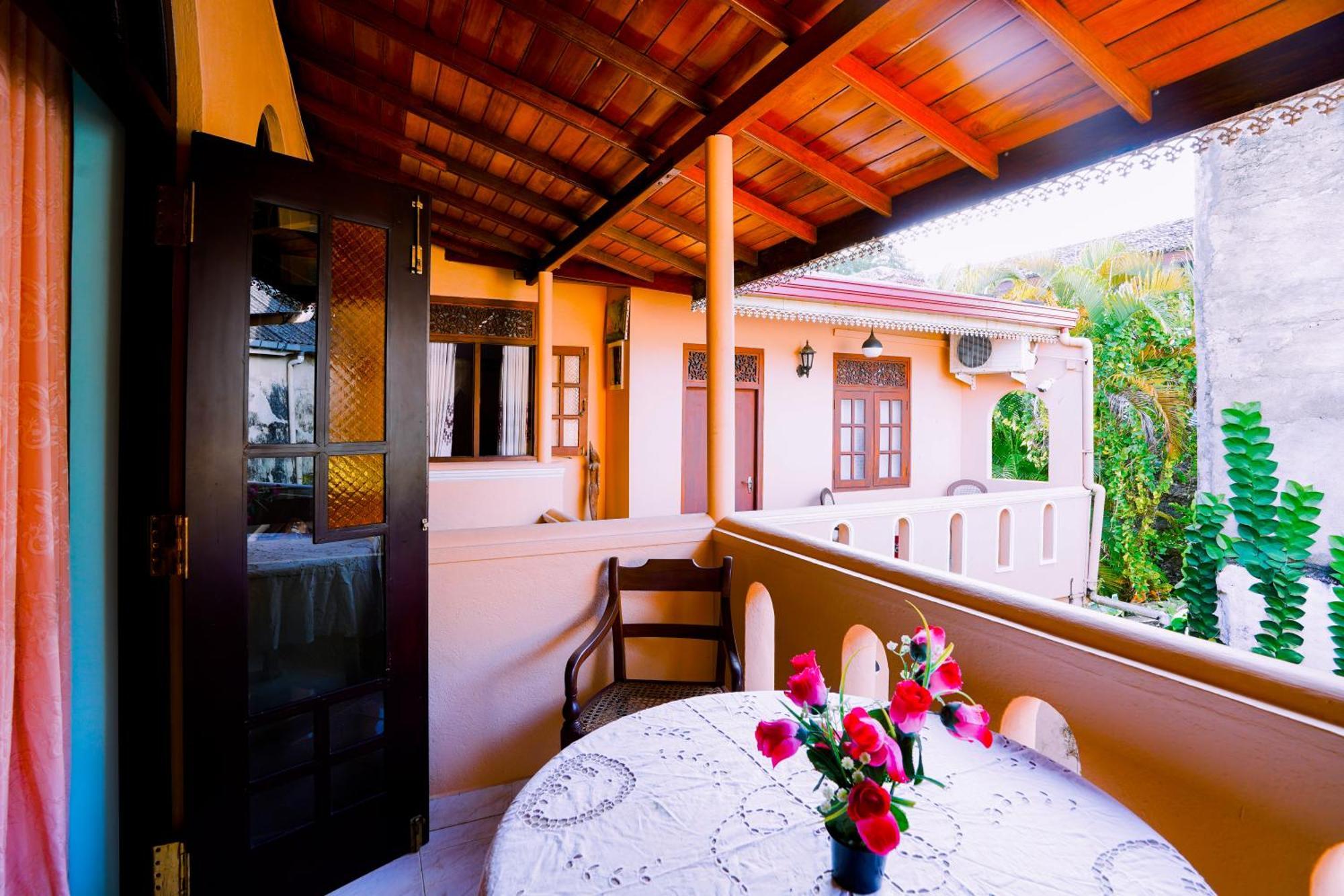 Frangipani motel Galle Esterno foto
