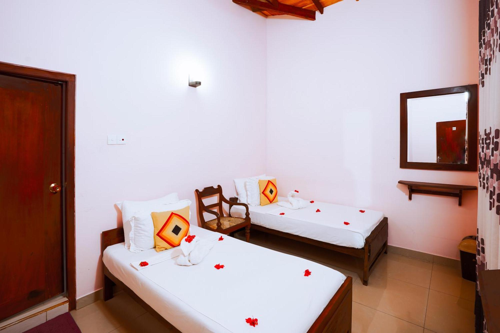 Frangipani motel Galle Esterno foto