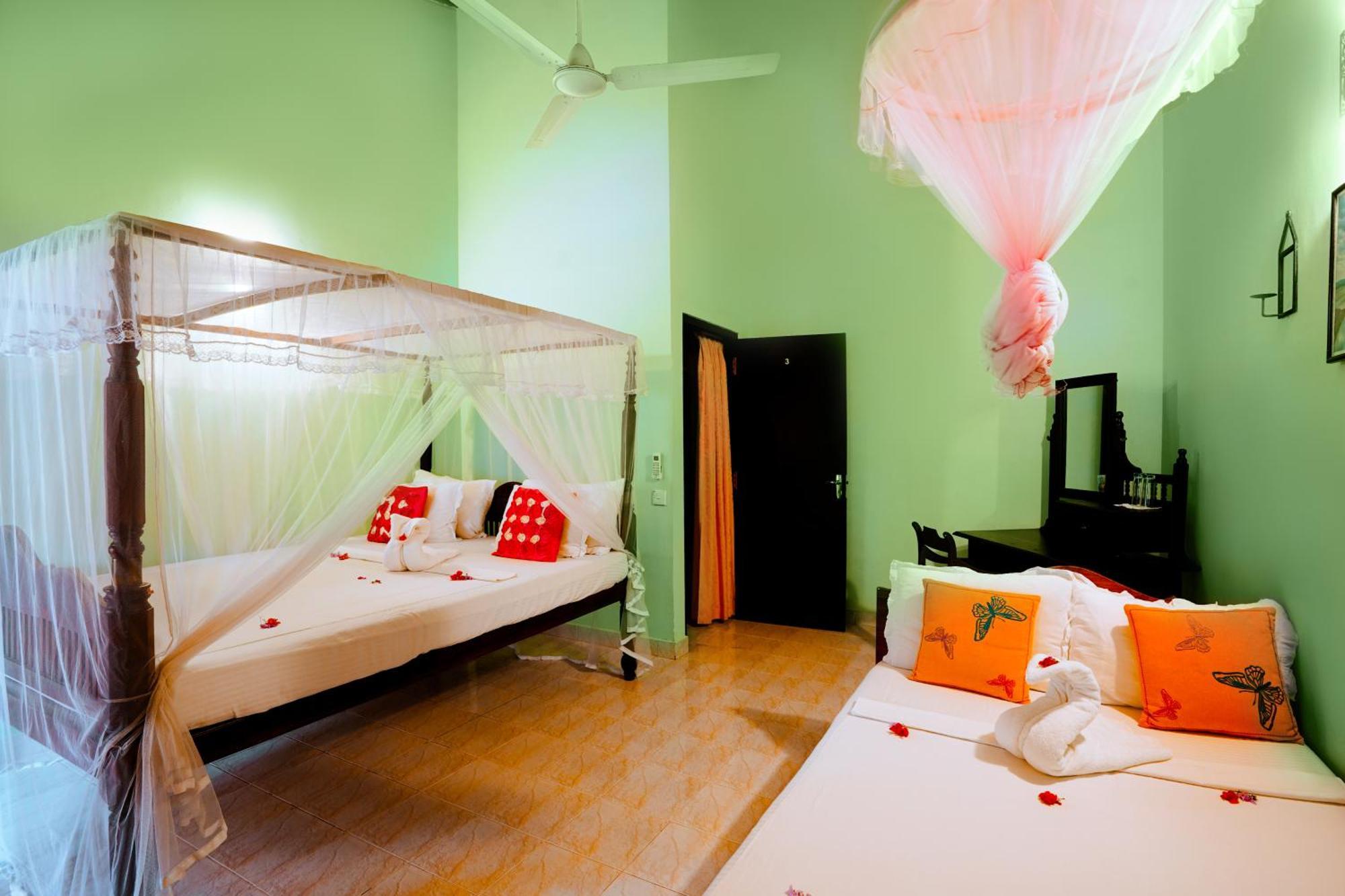 Frangipani motel Galle Esterno foto