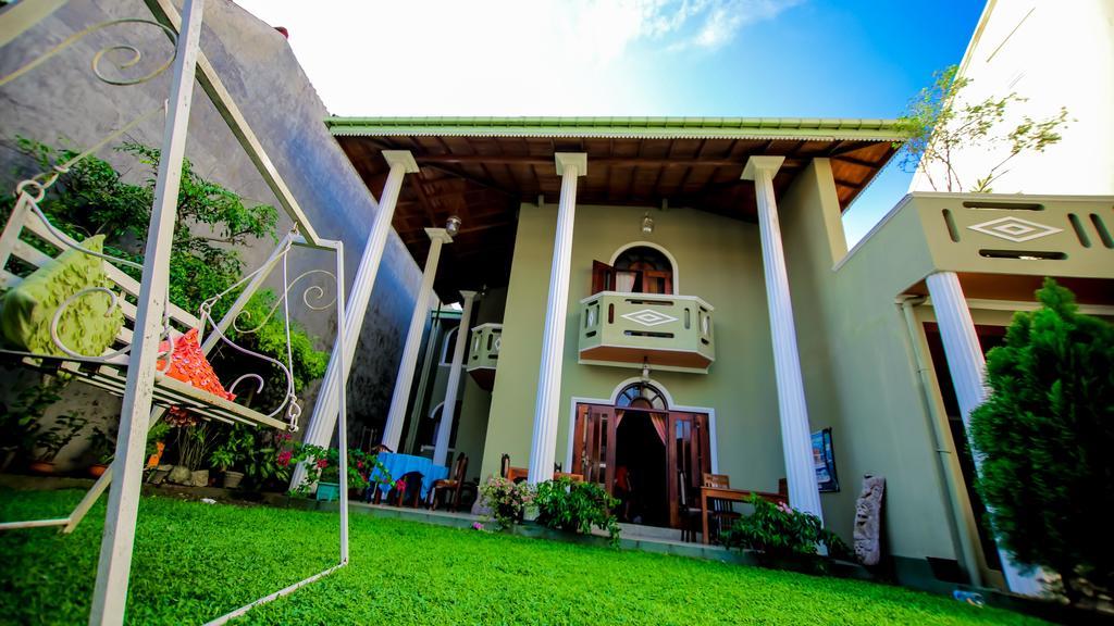 Frangipani motel Galle Esterno foto